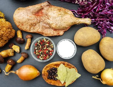 Kırmızı lahana ve orman mantarlı fırında ördek.