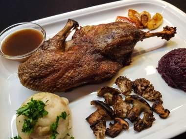 Kırmızı lahana ve orman mantarlı fırında ördek.