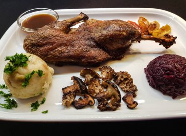 Kırmızı lahana ve orman mantarlı fırında ördek.