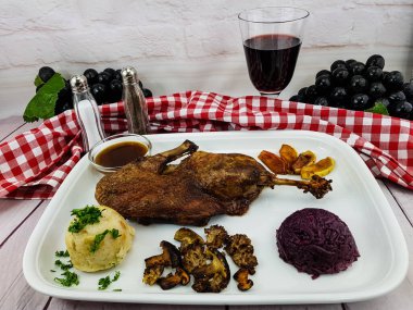 Kırmızı lahana ve orman mantarlı fırında ördek.