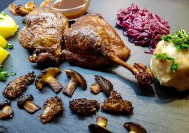 Kırmızı lahana ve orman mantarlı fırında ördek.