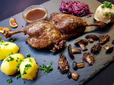 Kırmızı lahana ve orman mantarlı fırında ördek.