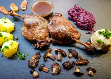 Kırmızı lahana ve orman mantarlı fırında ördek.