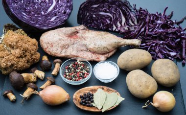 Kırmızı lahana ve orman mantarlı fırında ördek.