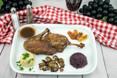 Kırmızı lahana ve orman mantarlı fırında ördek.