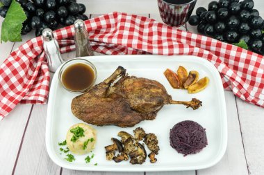 Kırmızı lahana ve orman mantarlı fırında ördek.