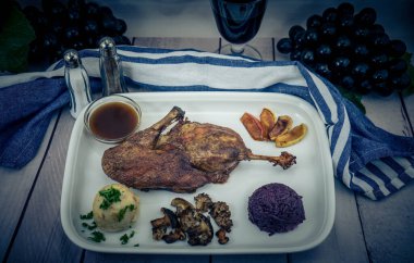 Kırmızı lahana ve orman mantarlı fırında ördek.