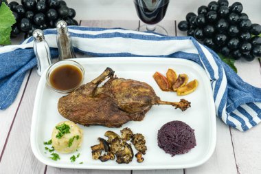 Kırmızı lahana ve orman mantarlı fırında ördek.