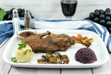 Kırmızı lahana ve orman mantarlı fırında ördek.