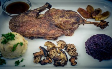 Kırmızı lahana ve orman mantarlı fırında ördek.