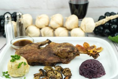 Kırmızı lahana ve orman mantarlı fırında ördek.