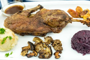 Kırmızı lahana ve orman mantarlı fırında ördek.