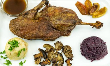 Kırmızı lahana ve orman mantarlı fırında ördek.