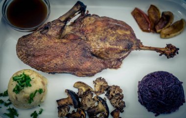 Kırmızı lahana ve orman mantarlı fırında ördek.