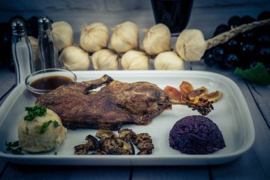 Kırmızı lahana ve orman mantarlı fırında ördek.