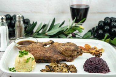 Kırmızı lahana ve orman mantarlı fırında ördek.