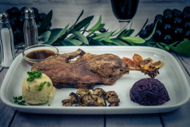 Kırmızı lahana ve orman mantarlı fırında ördek.