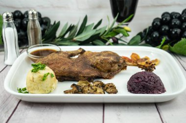 Kırmızı lahana ve orman mantarlı fırında ördek.