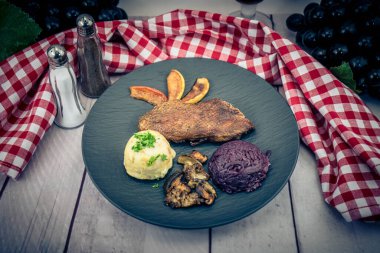 Kırmızı lahana ve orman mantarlı fırında ördek.