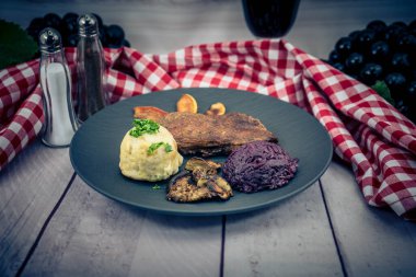 Kırmızı lahana ve orman mantarlı fırında ördek.