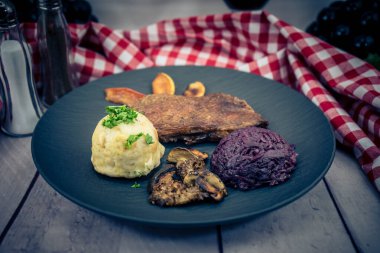 Kırmızı lahana ve orman mantarlı fırında ördek.