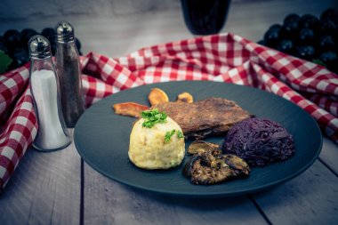 Kırmızı lahana ve orman mantarlı fırında ördek.