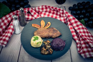 Kırmızı lahana ve orman mantarlı fırında ördek.