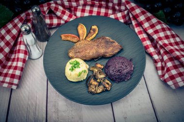 Kırmızı lahana ve orman mantarlı fırında ördek.