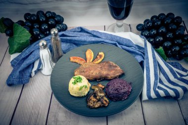 Kırmızı lahana ve orman mantarlı fırında ördek.