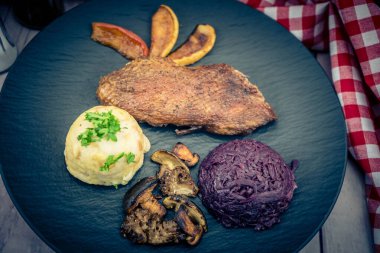 Kırmızı lahana ve orman mantarlı fırında ördek.