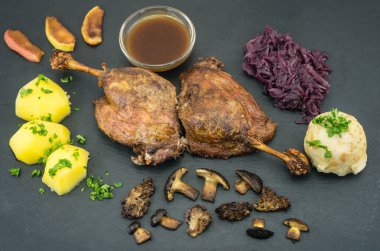 Kırmızı lahana ve orman mantarlı fırında ördek.