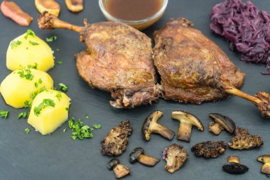 Kırmızı lahana ve orman mantarlı fırında ördek.