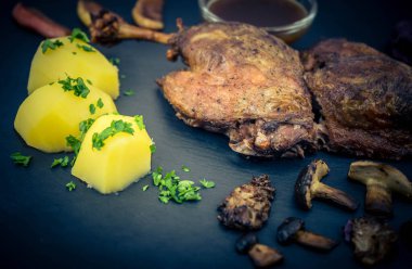 Kırmızı lahana ve orman mantarlı fırında ördek.