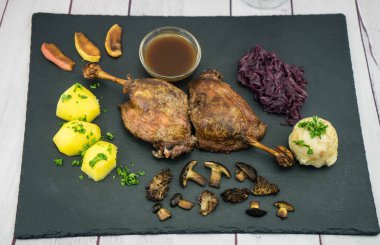 Kırmızı lahana ve orman mantarlı fırında ördek.