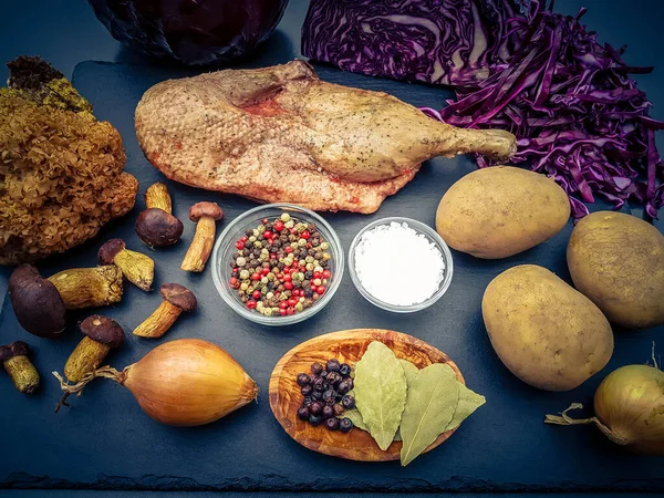 Kırmızı lahana ve orman mantarlı fırında ördek.