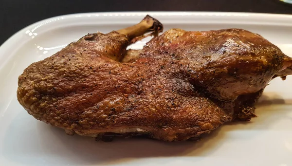 Kırmızı lahana ve orman mantarlı fırında ördek.