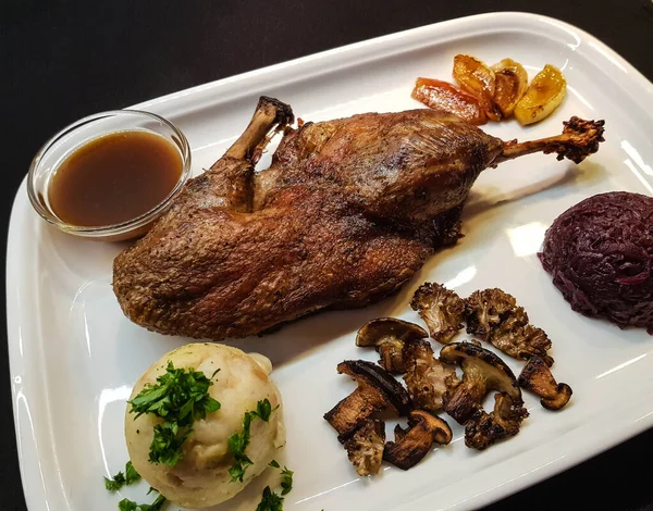 Kırmızı lahana ve orman mantarlı fırında ördek.