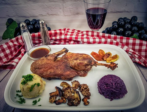 Kırmızı lahana ve orman mantarlı fırında ördek.