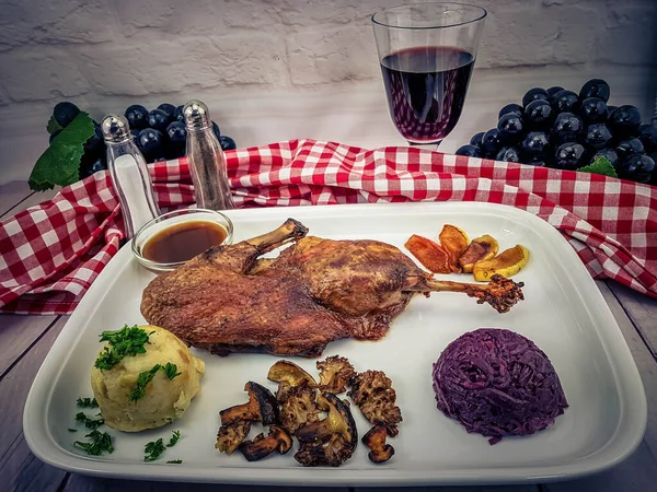 Kırmızı lahana ve orman mantarlı fırında ördek.