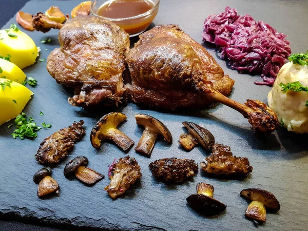 Kırmızı lahana ve orman mantarlı fırında ördek.