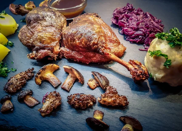 Kırmızı lahana ve orman mantarlı fırında ördek.