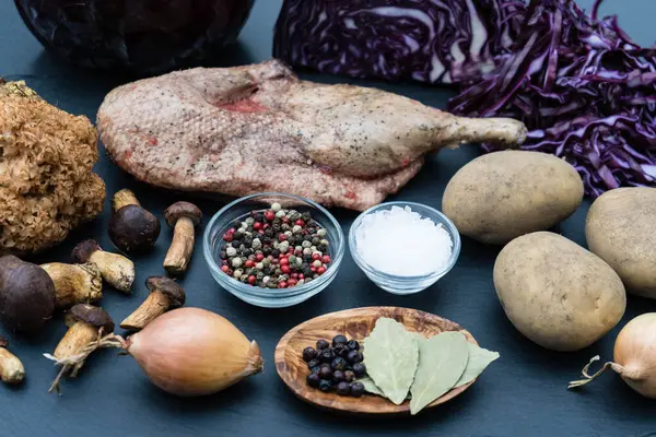 Kırmızı lahana ve orman mantarlı fırında ördek.