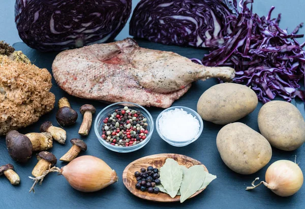 Kırmızı lahana ve orman mantarlı fırında ördek.