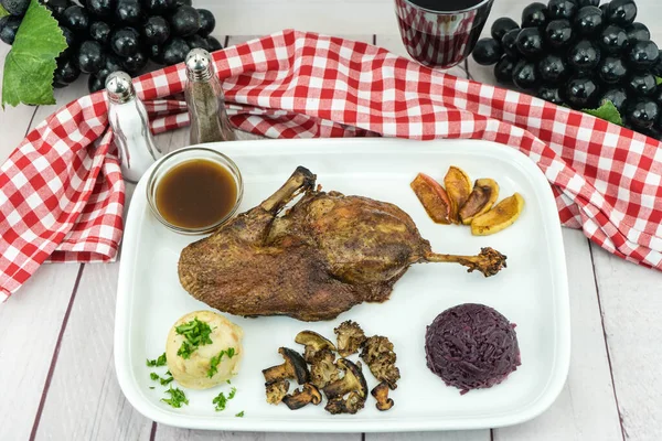 Kırmızı lahana ve orman mantarlı fırında ördek.