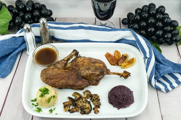 Kırmızı lahana ve orman mantarlı fırında ördek.