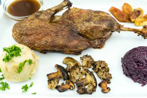 Kırmızı lahana ve orman mantarlı fırında ördek.