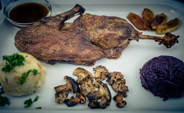 Kırmızı lahana ve orman mantarlı fırında ördek.