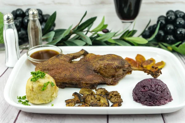 Kırmızı lahana ve orman mantarlı fırında ördek.