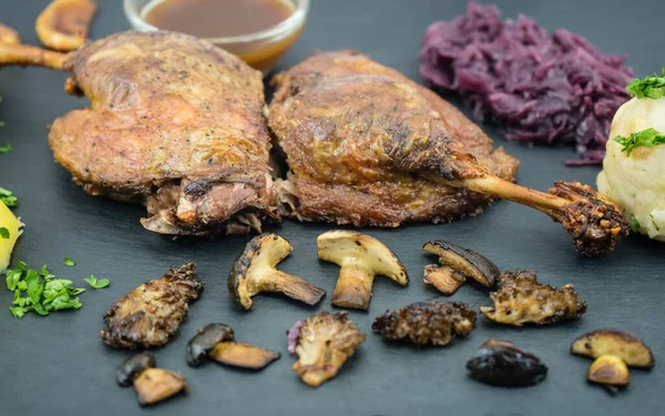 Kırmızı lahana ve orman mantarlı fırında ördek.