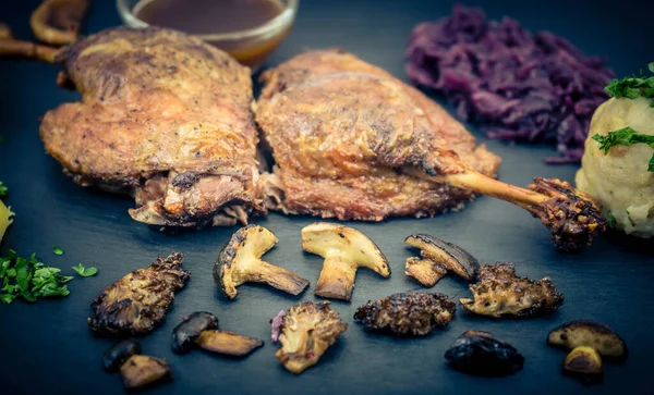 Kırmızı lahana ve orman mantarlı fırında ördek.